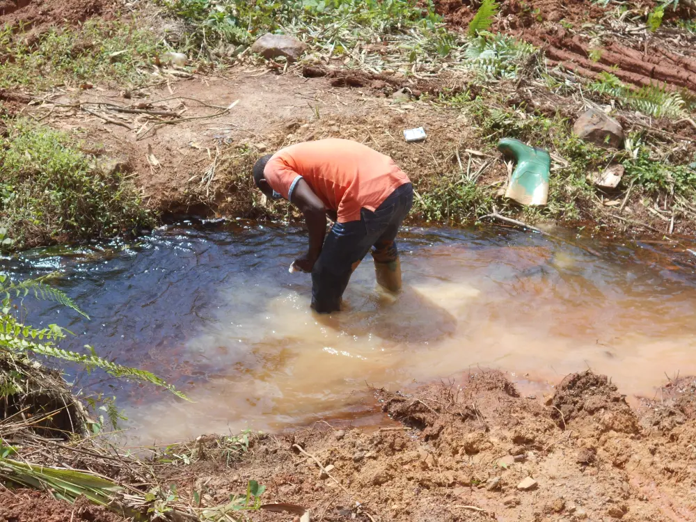Puisage d'eau dans un trou