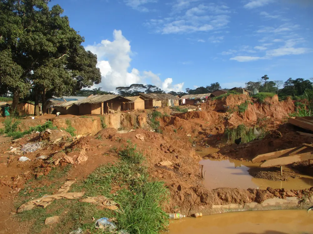 Terres dégradées près du village