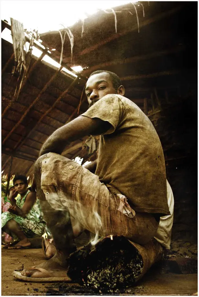 Homme assis sous un abri