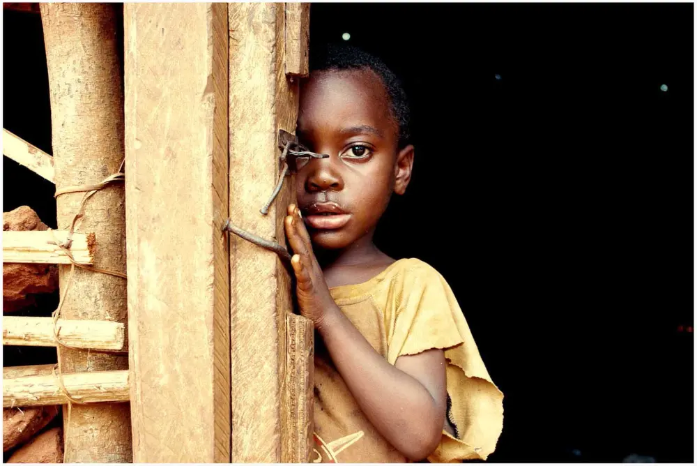 Enfant à la porte