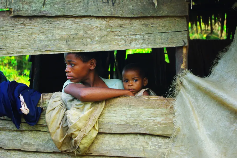 Enfants à la fenêtre