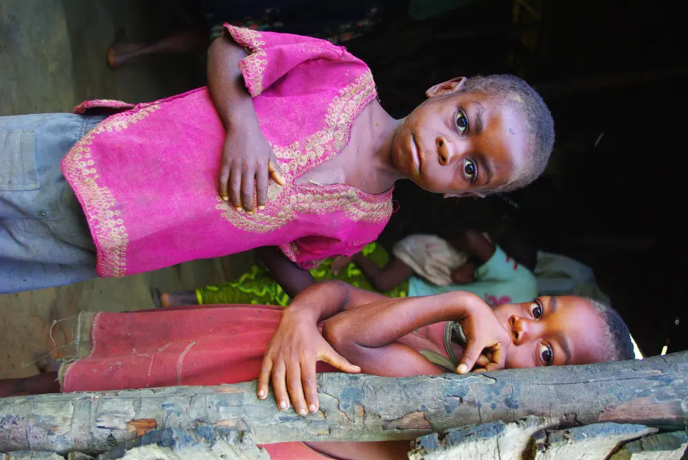 Enfant devant une case